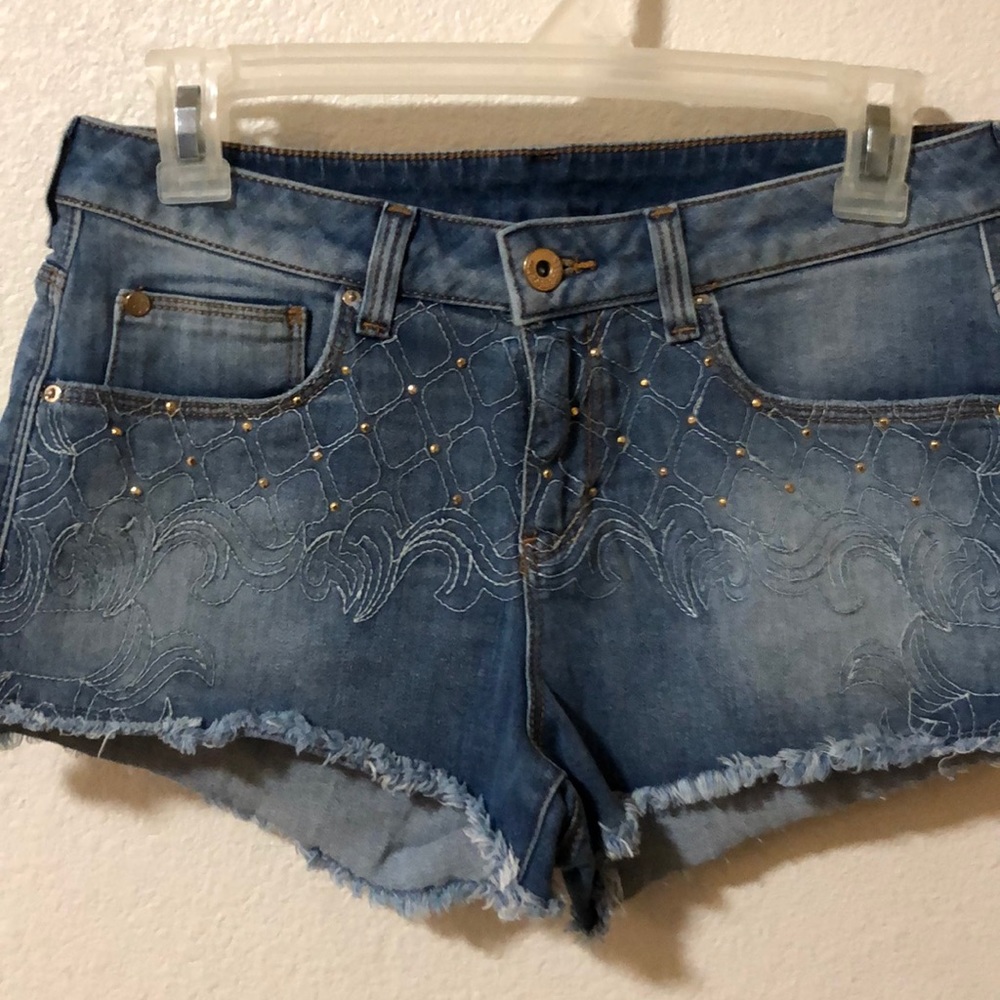 Scales: H&M shorts